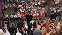 Kegiatan fun walk BMS ini semakin meriah dengan hiburan tarian flashmob, pembagian doorprize yang dipandu oleh MC Addry Danuatmadja, dan penampilan dari band ternama Indonesia yaitu Andra and The Backbone. Hal ini semakin menarik antusias dari masyarakat sekitar untuk memadati area Car Free Day.