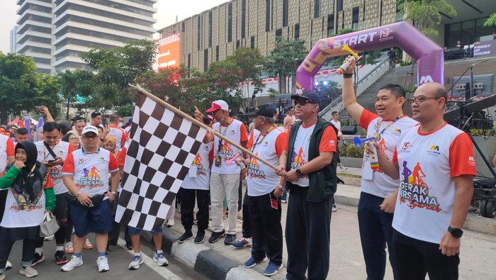 Potret Kemeriahan Bank Mega Syariah Virtual Run & Ride Bank Mega Syariah (BMS) menggelar acara Gerak Bersama Mega Syariah yang dimulai dengan kegiatan Fun Walk bersama jajaran manajemen, pegawai dan nasabah BMS di Anjungan Sarinah, Jakarta Pusat pada Minggu (27/8/2023). Kegiatan yang menandai puncak perayaan milad ke-19 BMS ini menarik minat dan antusiasme masyarakat sekitar yang memadati Car Free Day (CFD) di area Sarinah, Jln M.H Thamrin, Jakarta.