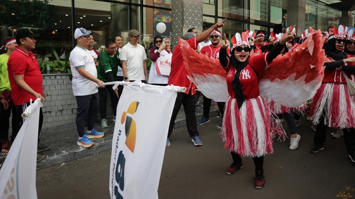 Potret Serunya Fun Walk dalam Rangka Kemerdekaan RI Bank Muamalat dan Badan Pelaksana Pengelola Keuangan Haji (BPKH) menggelar fun walk. Kegiatan ini dalam rangka memeriahkan HUT RI, Minggu (27/8/2023).