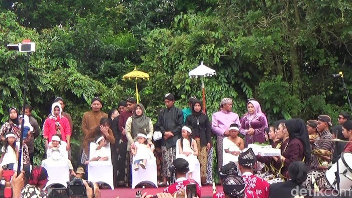 Prosesi cukur 6 anak rambut gimbal di Wonosobo, Minggu (27/8/2023).