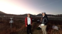Di lapangan kompleks candi, Unit Pelaksana Teknis (UPT) Dieng Dinas Kebudayaan dan Pariwisata Banjarnegara sudah menyiapkan teh manis yang sudah berubah menjadi es teh.