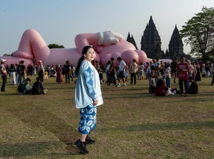 Kunjungi Patung KAWS, Puan Bangga Candi Prambanan Disorot Dunia