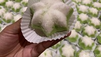 Kue putu ayu buatan chef Yongki juga dibagikan kepada peserta. Hasil kue yang lembut, manis, dan padat membuat para peserta ingin menirunya di rumah. Foto: detikFood/Yenny Mustika Sari