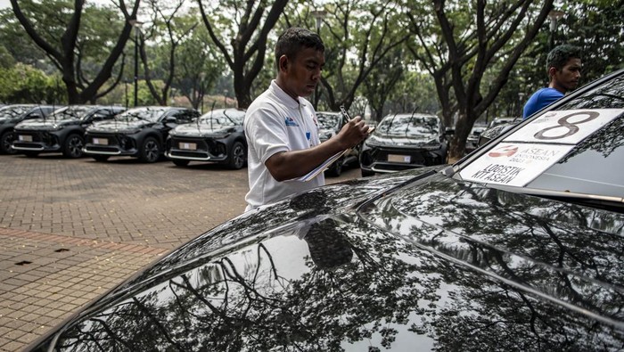 Sejumlah kendaraan listrik terparkir di area Parkir Gelora Bung Karno, Jakarta, Minggu (27/8/2023). Pemerintah bekerja sama dengan beberapa perusahaan mobil menyediakan 510 unit mobil listrik sebagai kendaraan resmi yang digunakan dalam pelaksanaan Konferensi Tingkat Tinggi (KTT) ke-43 ASEAN pada 5-7 September 2023. ANTARA FOTO/Muhammad Adimaja/YU