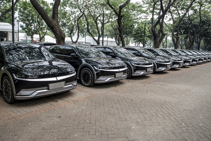 Sejumlah kendaraan listrik terparkir di area Parkir Gelora Bung Karno, Jakarta, Minggu (27/8/2023). Pemerintah bekerja sama dengan beberapa perusahaan mobil menyediakan 510 unit mobil listrik sebagai kendaraan resmi yang digunakan dalam pelaksanaan Konferensi Tingkat Tinggi (KTT) ke-43 ASEAN pada 5-7 September 2023. ANTARA FOTO/Muhammad Adimaja/YU