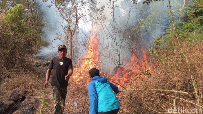 Relawan dan tim gabungan saat berjibaku memadamkan api di hutan Gunung Ciremai, Kuningan, Jawa Barat.