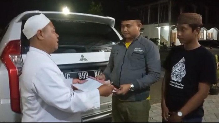 Rois Syuriah PCNU Kab Tegal menyerahkan kunci dan surat kendaraan ke perwakilan Bahrudin Nasori.