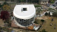 Nah, kalau ini rumah berbentuk seperti WC bernama Haewoojae. Rumah ini berada di Suwon, Korea Selatan. Tadinya rumah ini milik mantan Walikota Suwon yang bernama Sim Jae Duck. Setelah ia wafat, rumahnya didonasikan menjadi museum. Foto: AFP/CHOI WON-SUK