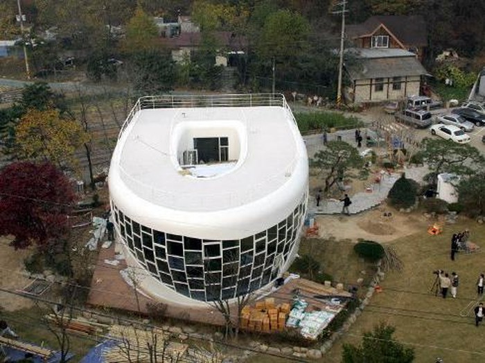 Rumah berbentuk toilet raksasa di Korea.