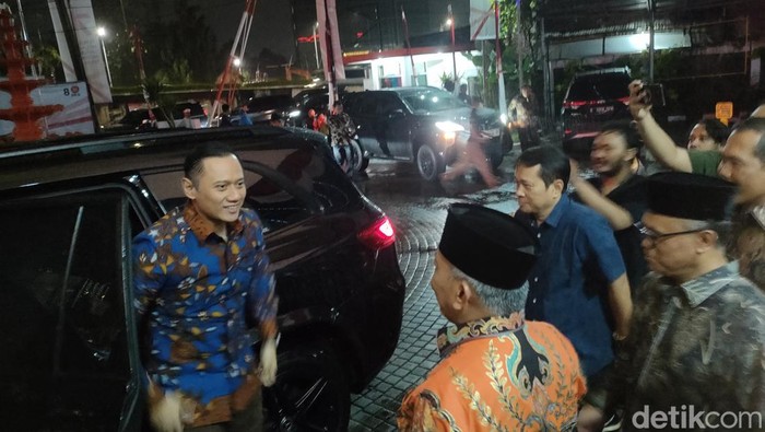 Saat AHY tiba di DPP PKS dan disambut Presiden PKS Ahmad Syaikhu.