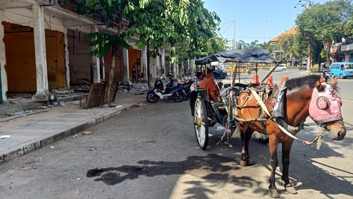 Salah satu kusir yang masih setia mangkal di sebelah barat Pasar Umum Negara, Jembrana, Bali, Sabtu (26/8/2023). (I Putu Adi Budiastrawan/detikBali).