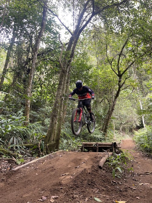 Salah satu momen penghobi sepeda gunung ketika mencoba jalur di Desa Penuktukan, Kecamatan Kubutambahan, Kabupaten Buleleng, Bali. (IST)