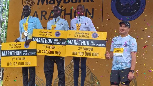Tiga pelari memenangkan juara 1 hingga 3 kategori Marathon Open Male di ajang Maybank Marathon di Gianyar, Bali, Minggu (27/8/2023).