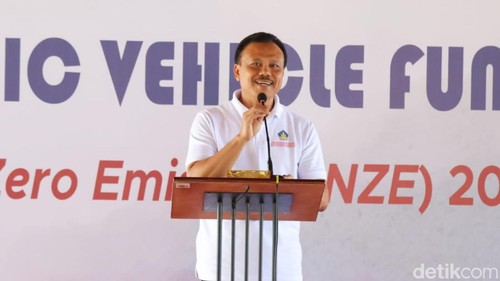 Sekda Bali Dewa Made Indra saat membuka kegiatan Bali Electrix Vehicle (EV) Fun Touring di Denpasar, Minggu (27/8/2023).