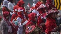 Ada pula rombongan yang mengenakan kebaya lengkap dengan jamu gendongnya. 