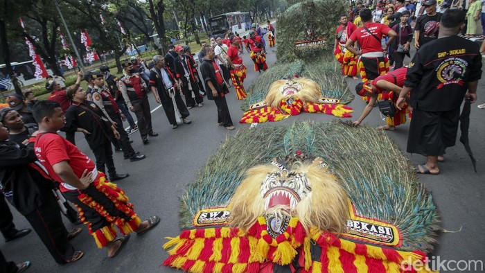 Seru Banget, Pawai Budaya Reog Ponorogo di CFD Jakarta Sejumlah seniman dan warga mengikuti pawai budaya reog Ponorogo di jalan Medan Merdeka Barat, Jakarta, Minggu (27/8/2023).