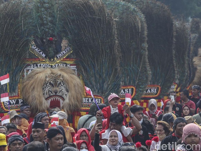 Sejumlah seniman dan warga mengikuti pawai budaya reog Ponorogo di jalan Medan Merdeka Barat, Jakarta, Minggu (27/8/2023).