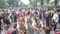 Pawai dimeriahkan oleh penampilan kesenian seperti tari Bali, pencak silat, tari saman, dan angklung. Pawai sendiri diikuti sekitar 1.000 orang. 