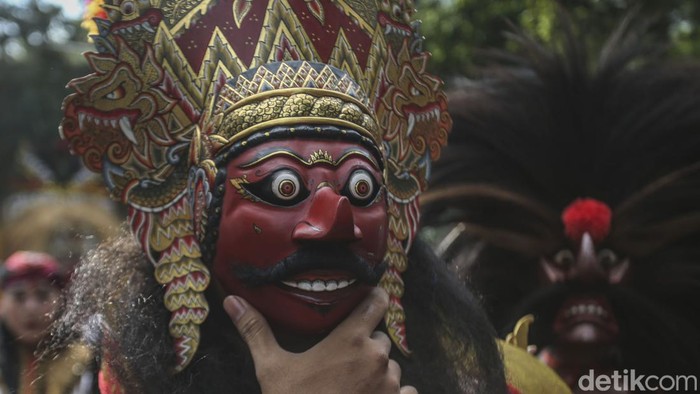 Sejumlah seniman dan warga mengikuti pawai budaya reog Ponorogo di jalan Medan Merdeka Barat, Jakarta, Minggu (27/8/2023).