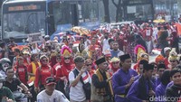 Peserta yang mengikuti pawai menggunakan pakaian khas Betawi mulai dari kebaya encim untuk yang perempuan, sedangkan yang pria mengenakan baju koko hingga peci. 
