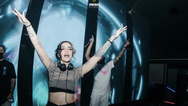 7 Gaya Sheila Marcia Saat Kembali Kerja Jadi DJ, Seksi Hingga Simpel