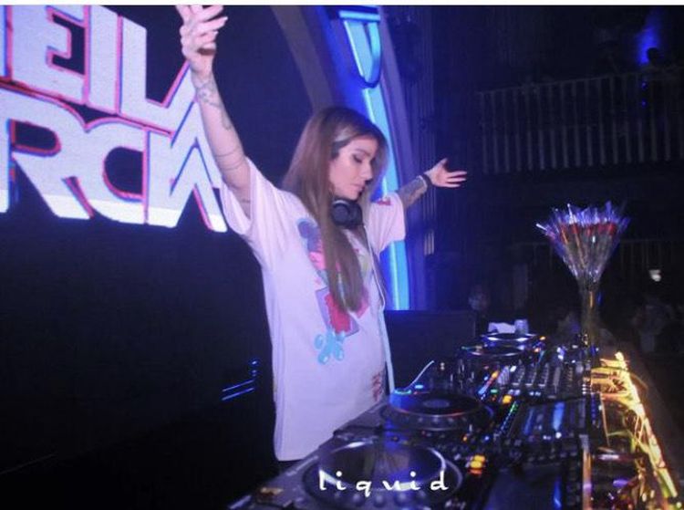 7 Potret Sheila Marcia saat Beraksi Jadi DJ