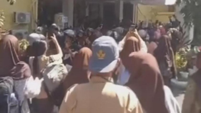 Siswa SMAN 19 Makassar, Sulawesi Selatan (Sulsel) menggeruduk Dinas Pendidikan (Disdik) Sulsel.