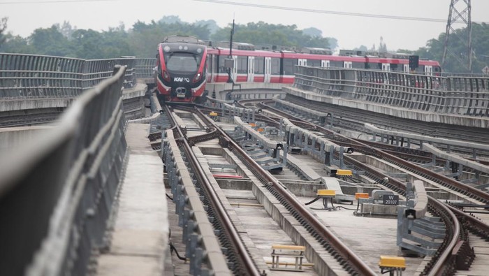 Sejumlah warga berada di dalam kereta saat mengikuti uji coba operasional terbatas kereta api ringan atau Light Rail Transit (LRT) Jabodebek, Jakarta, Minggu (27/08/2023). LRT yang melayani daerah Jakarta, Bogor, Depok, dan Bekasi tersebut akan resmi beroperasi secara komersial pada Senin 28 Agustus 2023. ANTARA FOTO/Reno Esnir/YU *** Local Caption ***