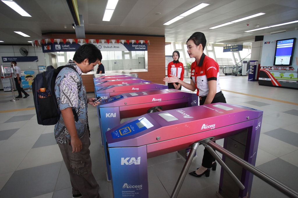 Sejumlah warga berada di dalam kereta saat mengikuti uji coba operasional terbatas kereta api ringan atau Light Rail Transit (LRT) Jabodebek, Jakarta, Minggu (27/08/2023). LRT yang melayani daerah Jakarta, Bogor, Depok, dan Bekasi tersebut akan resmi beroperasi secara komersial pada Senin 28 Agustus 2023. ANTARA FOTO/Reno Esnir/YU *** Local Caption ***