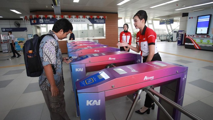 Suasana Uji Coba Terbatas LRT Jabodebek Jelang Diresmikan Sejumlah warga berada di dalam kereta saat mengikuti uji coba operasional terbatas kereta api ringan atau Light Rail Transit (LRT) Jabodebek, Jakarta, Minggu (27/08/2023). LRT yang melayani daerah Jakarta, Bogor, Depok, dan Bekasi tersebut akan resmi beroperasi secara komersial pada Senin 28 Agustus 2023. ANTARA FOTO/Reno Esnir/YU *** Local Caption ***
