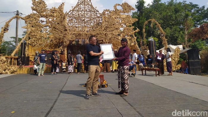 Sutradara Garin Nugroho menerima penghargaan dari Komunitas Lima Gunung, Minggu (27/8/2023).