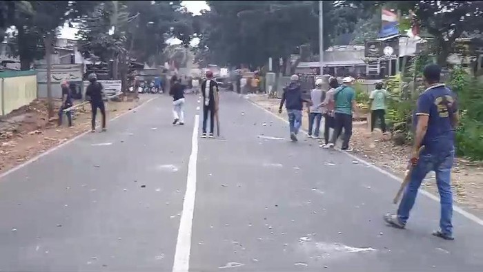 Tawuran di Jl Raya Parung Serab atau KSU, Sukmajaya, Kota Depok, Jawa Barat.