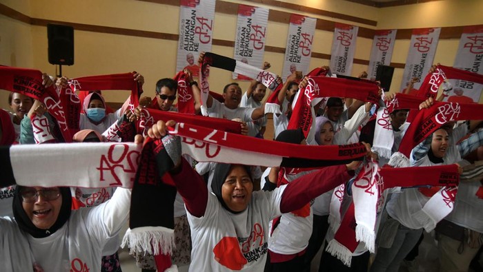 Sejumlah relawan mengikuti deklarasi peralihan dukungan dari pasangan Prabowo Subianto-Sandiaga Uno pada Pemilu 2019 (PS2019) ke Ganjar Pranowo pada Pemilu 2024 di Cibinong, Kabupaten Bogor, Jawa Barat, Minggu (27/8/2023). Ratusan relawan dari tim pemenangan PS2019 yang berasal dari tiga kabupaten dan tiga kota di Jawa Barat tersebut mengalihkan dukungannya untuk mendukung bakal calon presiden Ganjar Pranowo pada Pemilu 2024 (GP2024). ANTARA FOTO/Arif Firmansyah/YU