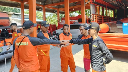 Tim SAR bersiap ke lokasi nelayan dilaporkan hilang di Larantuka, Flores Timur, NTT.