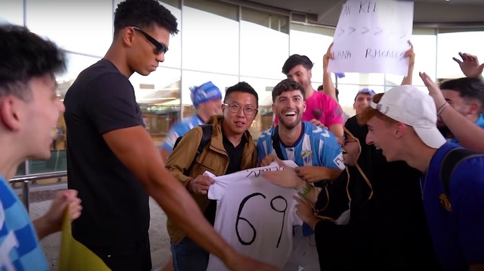 Turis baru saja tiba di bandara, langsung disambut suporter Malaga bak pemain mega bintang.