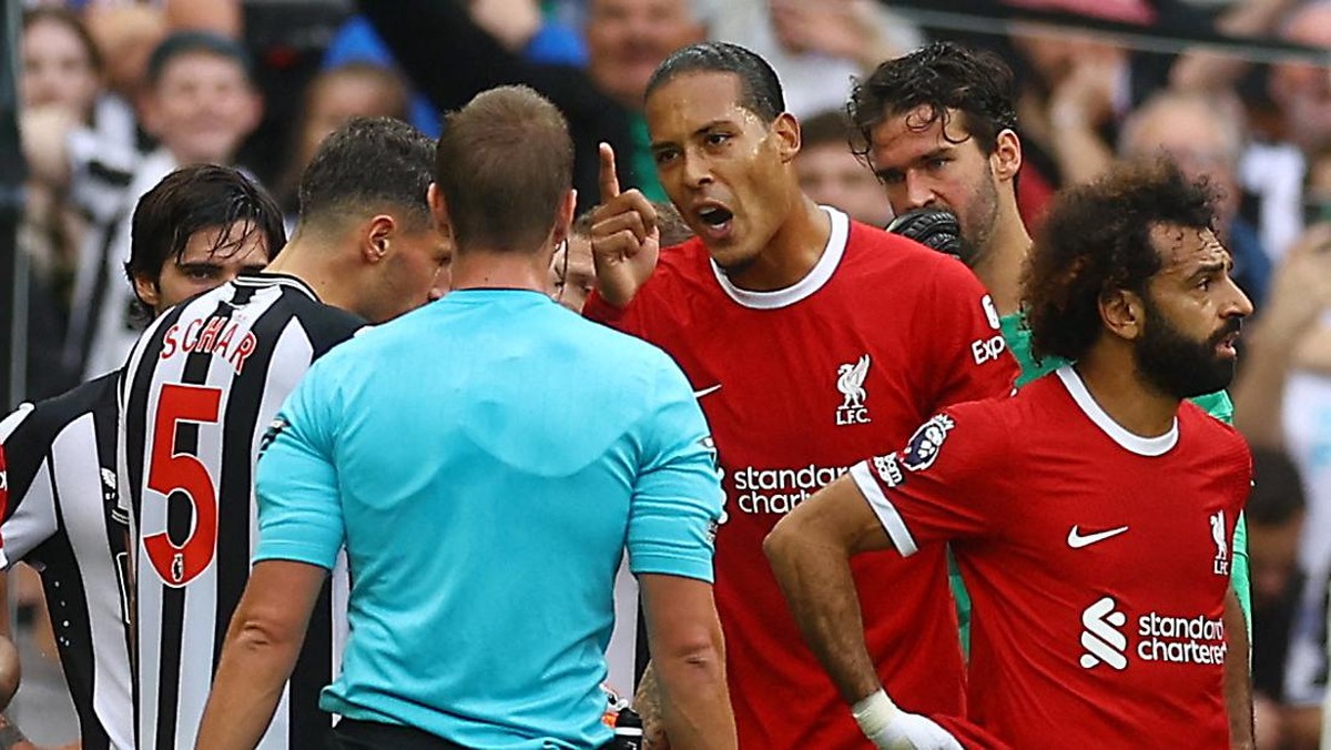 Virgil van Dijk diusir wasit di laga Newcastle vs Liverpool. (Foto: Action Images via Reuters/LEE SMITH)