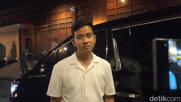 Wali Kota Solo Gibran Rakabuming ditemui usai nobar Timnas U-23 di Balai Kota Solo, Sabtu (26/8/2023)