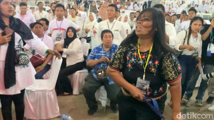 Wanita berbuat rusuh saat kedatangan Presiden Jokowi ke acara Rembuk Kemerdekaan Relawan Bobby Nasution. (Kartika Sari/detikSumut)