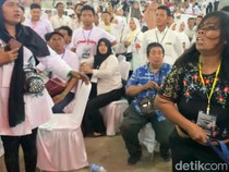 Detik-detik Wanita Bikin Rusuh Lempar Sendal Saat Jokowi ke Acara Bobby