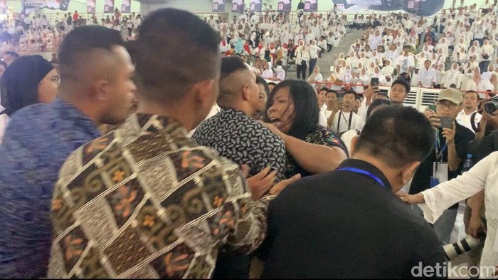 Wanita bikin rusuh saat acara Jokowi di Medan. (Foto: Kartika Sari/detikSumut)