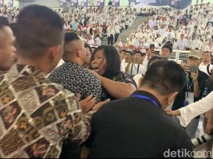 Paspampres Larang Jurnalis Rekam Wanita Rusuh Saat Jokowi Datang di Medan