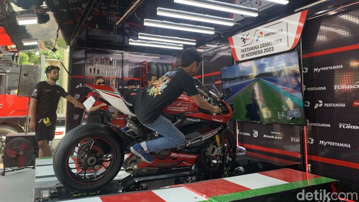Warga Medan saat mencoba simulator MotoGP di Pelataran Plaza Medan Fair.  (Foto: Kartika Sari)