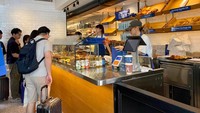 Kini Bakehouse sudah memiliki lebih dari tiga cabang yang ada di Hong Kong. Salah satu gerai Bakehouse yang paling ramai ada di daerah perbelanjaan Tsim Sha Tsui. Foto: detikFood
