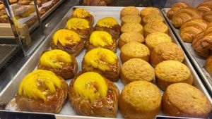 Yummy! Lumernya Egg Tart Sourdough dan Bun Telur Asin Hits di Hong Kong