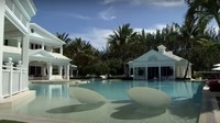 Mansion mewah milik Celine Dion mengusung tema waterpark. Properti indah seluas 20 ribu kaki persegi itu dipenuhi sebanyak 500.000 galon air.  