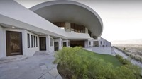 Komedian terkenal Bob Hope punya rumah unik berbentuk menyerupai kapal terbang UFO.  