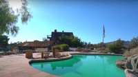 Frank Sinatra memiliki rumah mewah di antah berantah Palm Desert. Properti seluas 6,428 kaki persegi itu punya lapangan tenis, kolam renang, hingga helipad.  