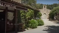 Aktor Johnny Depp membeli satu desa di daerah St.Tropez. Desa itu terdapat 12 kamar tidur, rumah staf, restoran dan bar, kapel, taman skate, dua kolam renang, dan bengkel.  