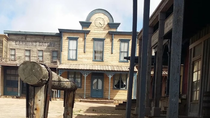 Selebriti-selebriti ternama ini nggak cuma punya rumah mewah tapi juga unik lho! Penasaran sama bentuknya? Begini nih bentuknya!