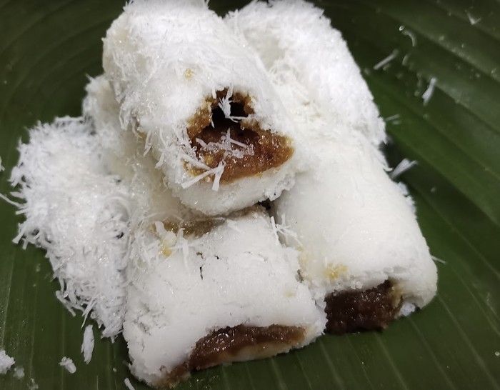 20 Kue Putu Bambu yang Harum Legit Ada di Sini